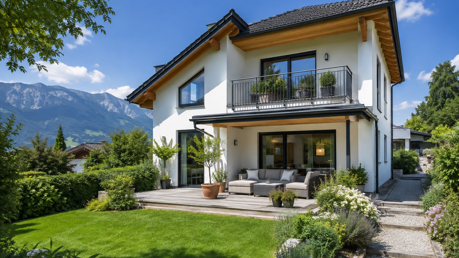 Terrasse und Garten eines gepflegten Wohnhauses
